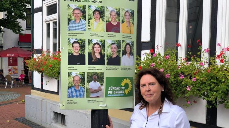 Personalwechsel: Die Ortsverbandsvorsitzende Brigitte Vinke-Borgelt mit dem Plakat der zehn Kandidaten, die auf der Grünen-Liste für den Gemeinderat kandidieren.