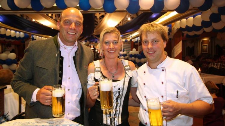Kosten schon mal vor: Peter Daldrup (li.) von der Paulaner Brauerei-Gruppe stößt mit Yvonne und Christian Strackerjan auf die Bayerischen Wochen im Vielstedter Bauernhaus an.