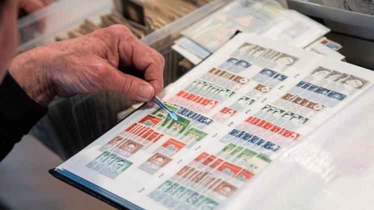 Das Sammeln von Briefmarken erlebte seine Blütezeit von den 1960er- bis zu den 1980er-Jahren. Inzwischen sind viele Alben auf Dachböden verstaut. (Symbolbild)