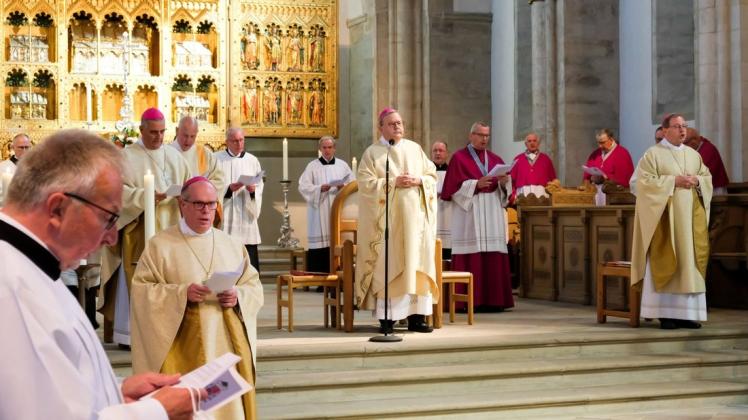 Bischof Franz-Josef Bode feierte am Sonntag im Dom in Osnabrück den 30. Jahrestag seiner Bischofsweihe mit vielen Ehrengäste aus Kirche und Politik.