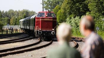 Zwei historische Eisenbahnen der Dampflokfreunde brachten Besucher zum Bergfest.