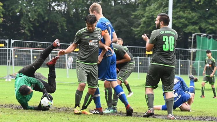 Der KSV Hicretspor Delmenhorst um Torwart Yusuf Polat (links) ist ordentlich in die Kreisliga-Saison gestartet.