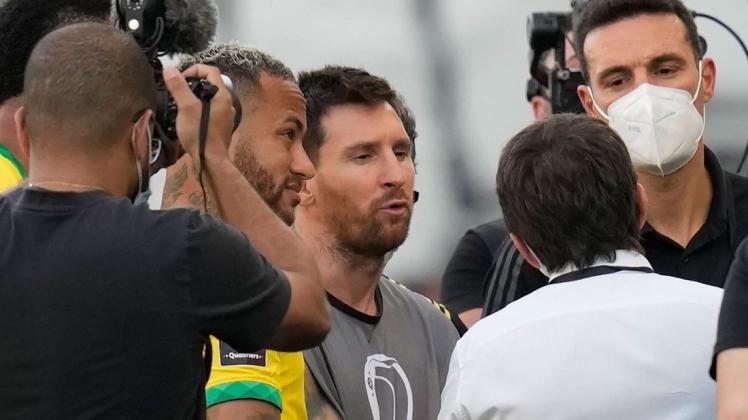 Die beiden Topstars Neymar und Lionel Messi im Gespräch mit den Offiziellen.