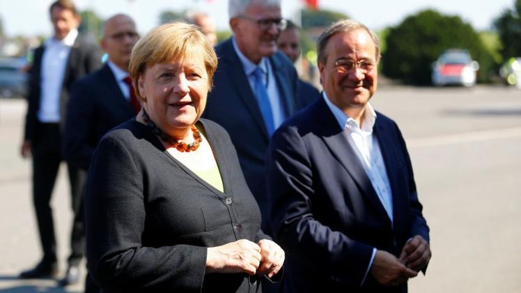 Bundeskanzlerin Angela Merkel (CDU) und Kanzlerkandidat Armin Laschet besuchten die Flutgebiete in NRW, unter anderem trafen sie in Schalksmühle im Sauerland Kollegen zweier im Hochwasser-Einsatz gestorbener Feuerwehrleute.