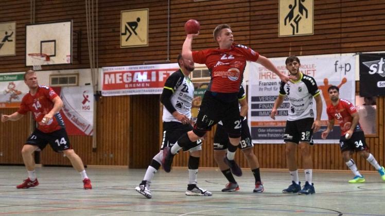 Die Handballer der HSG Delmenhorst um ihren Neuzugang Etienne Steffens (beim Wurf) haben im Turnier um den Toyota-Engelbart-Cup 2021 den zweiten Platz belegt.