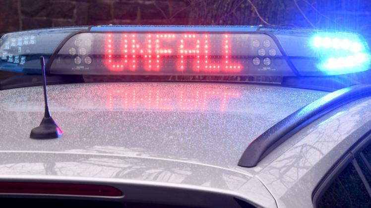 Die Leuchtschrift "Unfall" ist auf dem Dach eines Streifenwagens der Polizei sehen. (Symbol)