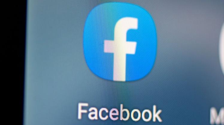 Das Facebook-Symbol auf einer Handybenutzerfläche.