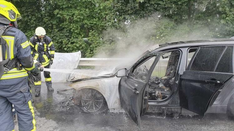 Das in Brand geratene Auto auf der A28 konnte von der Feuerwehr gelöscht werden.