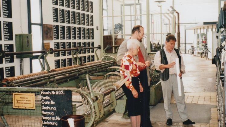 Ein Jahr nach der Eröffnung des Fabrikmuseums ziehen im September 1997 „Wolleanerin“ Ruth Müller und die Museumsleiter Dr. Gerhard Kaldewei (Mitte) und Hans-Hermann Precht Bilanz.