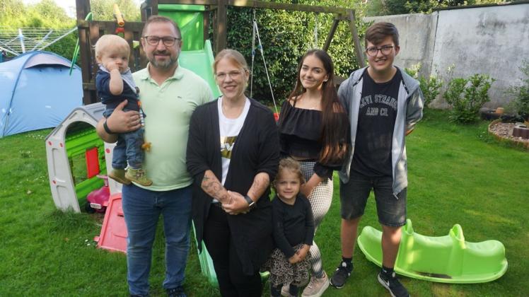 Große Familie: Ralf Albers mit seiner Partnerin Martina Kanaa sowie Nesthäkchen Matti, Anny, Jasnim und Yassin. Zusammen hat das Paar neun Kinder.