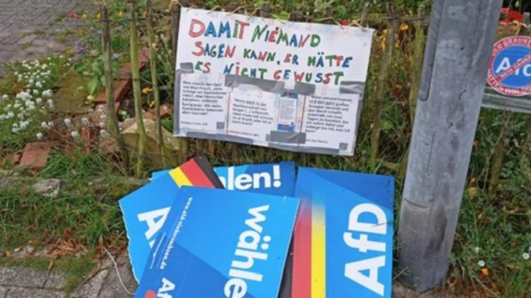 Versehen mit einer Botschaft sind diese AfD-Plakate in der Grafschaft Bentheim im Müll gelandet.