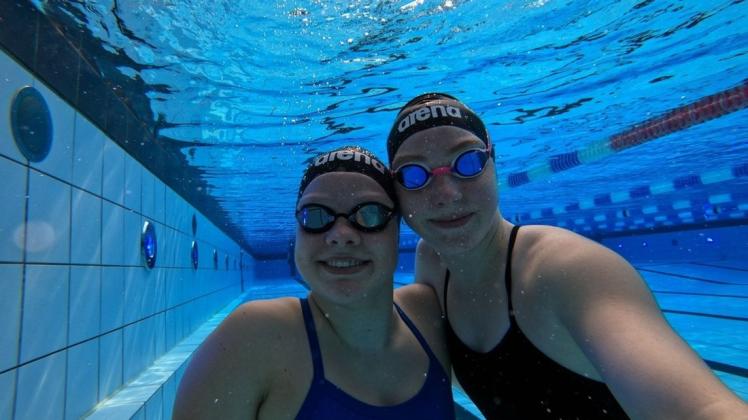 Verbrachten auch während der Ferien viel Zeit im und unter Wasser: Lea Sophie Baechler (links) und Emma Kämpfe vom DSV 05.