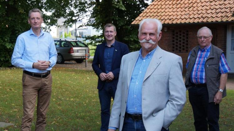 Jürgen Lüdtke (2. v. r.) schilderte der die Probleme der Seniorenvertretung im Landkreis Oldenburg der Politik (v. l.) Ralf Wessel (Bürgermeisterkandidat der CDU in Ganderkesee), Christian Pundt (Bürgermeister von Hatten und Landratskandidat) und Gerd Brand (Ganderkeseer Gemeinderatsmitglied der CDU).