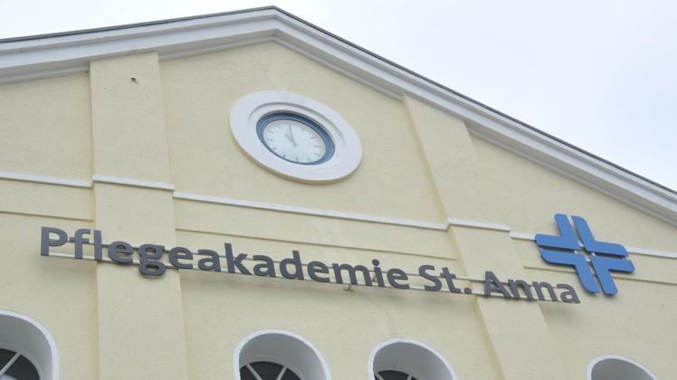 Gestern Bahnhofsgebäude, heute Pflegeakademie: St. Anna in Papenburg.