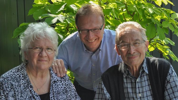 Michael Kossack mit seinen Eltern Etta und Eckhard. Kossacks Vater starb im Sommer 2016.