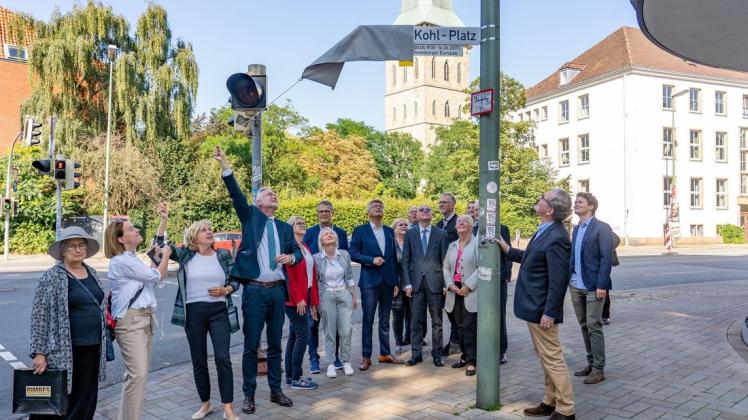 Osnabrück hat jetzt einen Helmut-Kohl-Platz. Im Beisein von Ex-Bundestagspräsident Norbert Lammert enthüllte Oberbürgermeister Wolfgang Griesert das Schild.