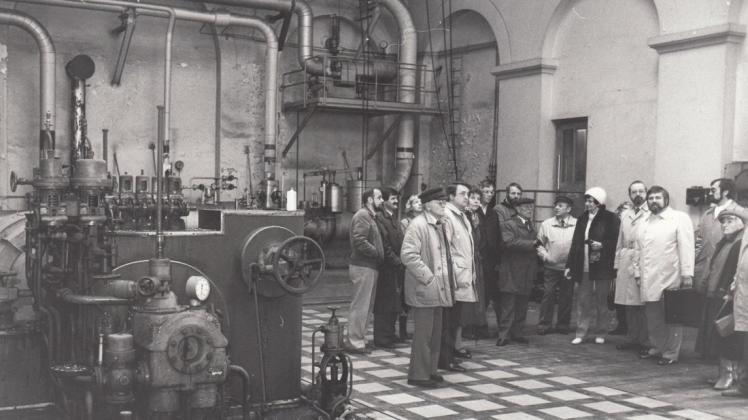 Was wird aus der "Kathedrale der Arbeit?" Mitglieder des Kulturausschusses nehmen 1985 die Turbinenhalle auf der Nordwolle in Augenschein.