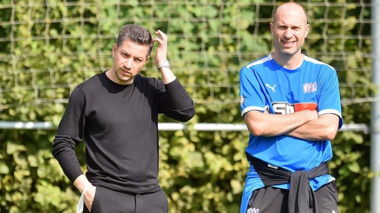 Standen den Fans Rede und Antwort: VfL-Trainer Daniel Scherning (rechts) und Sportdirektor Amir Shapourzadeh.