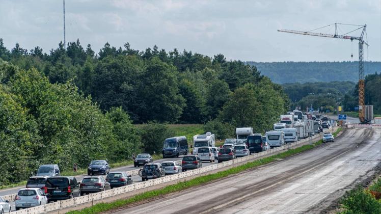 Stau auf der A1 bei Bramsche: Die Baustelle für den sechsspurigen Ausbau der A1 ab dem Kreuz Lotte/Osnabrück sorgt am Wochenende für Stau.