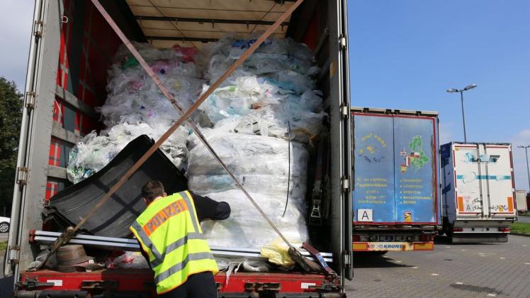 Begutachtung eines Abfalltransports mit Kunststoffresten durch einen Polizisten: Schwerpunkt der Kontrollaktion war die Überprüfung von Abfalltransporten entlang der deutsch-niederländischen Grenze.