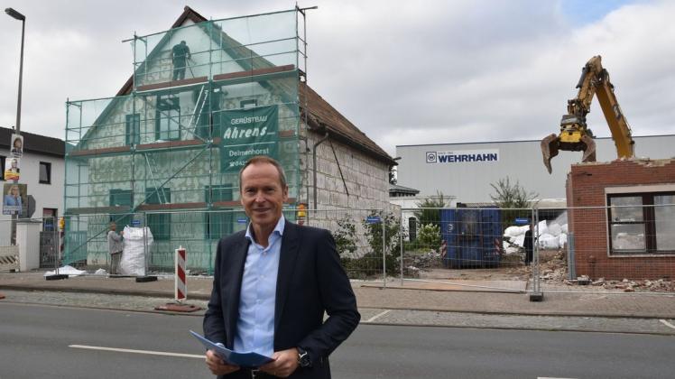 Vor den Neubauten steht der Abriss: Wehrhahn mit seinem Geschäftsführenden Gesellschafter Torsten Dietz nimmt das Millionenprojekt jetzt sichtbar in Angriff.