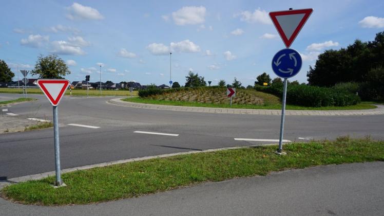 In dem Kreisverkehr Bellingwolder Straße müssen Radfahrer anders als innerorts die die Vorfahrt des Kfz-Verkehrs beachten. Im Hintergrund befindet das wachsende Neubaugebiet.