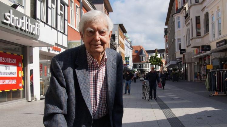 Ein Mann mit vielen Hobbys und Büchern: der älteste Dozent der VHS Delmenhorst Rudolf Thiele.