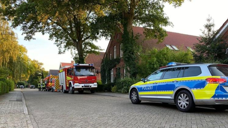 Beim Eintreffen der Feuerwehr ging es nur noch darum, die Reste des Feuers zu löschen. Ein Bürger hatte illegal Abfälle verbrannt. Beim Eintreffen der Feuerwehr ging es nur noch darum, die Reste des Feuers zu löschen. Ein Bürger hatte illegal Abfälle verbrannt.