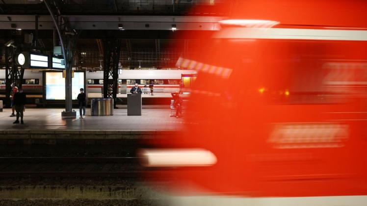 Der Streik der Lokführergewerkschaft GDL bei der Deutschen Bahn ist am frühen Dienstagmorgen beendet worden. Vereinzelt müssen Bahnreisende allerdings noch mit Zugausfällen rechnen.