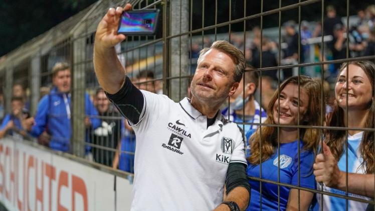 Selfie mit den Fans: Trainer Rico Schmitt wurde nach dem Abpfiff gefeiert. Foto: Picturepower