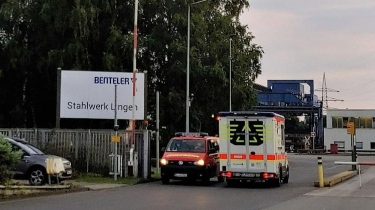 Zu einem Brand im Stahlwerk Benteler rückten am Montagabend Fahrzeuge von gleich mehreren Feuerwehren aus.