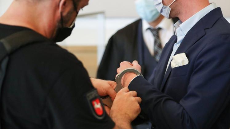 Mit Einstecktuch und in Handschellen erschien Hendrik Holt am Dienstagmorgen vor dem Landgericht in Osnabrück. Mit Einstecktuch und in Handschellen erschien Hendrik Holt am Dienstagmorgen vor dem Landgericht in Osnabrück.