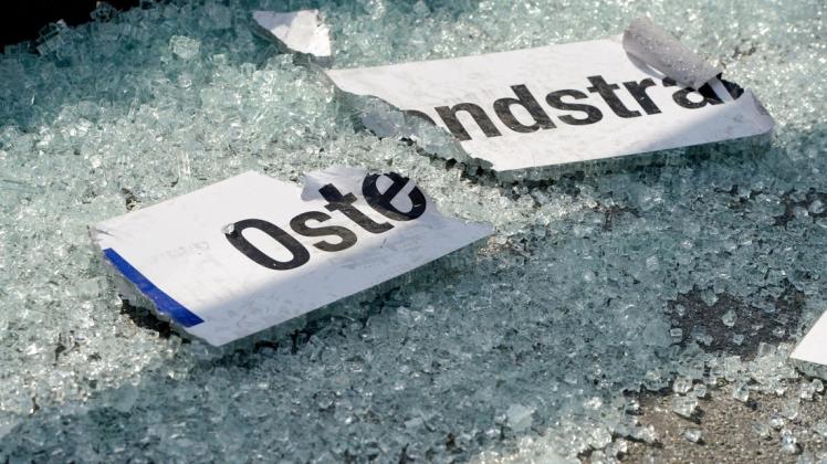 Vandalismus: In Emsbüren haben zwei Unbekannte ein Verkehrsschild aus dem Boden gerissen, liegen gelassen und sind dann geflüchtet. Die Polizei sucht nun Zeugen des Vorfalls. (Symbolfoto) Vandalismus: In Emsbüren haben zwei Unbekannte ein Verkehrsschild aus dem Boden gerissen, liegen gelassen und sind dann geflüchtet. Die Polizei sucht nun Zeugen des Vorfalls. (Symbolfoto)