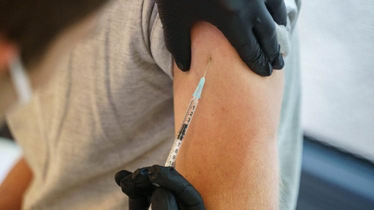 Vorbildlich: Ein junger Mann bekommt in einem Impfbus eine Corona-Schutzimpfung verabreicht.
