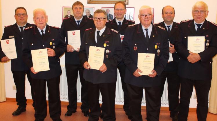 Sie wurden bei der Jahreshauptversammlung der Feuerwehr Bergedorf für langjährige Mitgliedschaft geehrt: (v. l.) Heino Stöver, Walter Stolle, Detlef Kupfner, Gerno Pelz, Holger Timmermann, Bernd Brinkmann, Jens Schröder und Walter Stöver. Sie wurden bei der Jahreshauptversammlung der Feuerwehr Bergedorf für langjährige Mitgliedschaft geehrt: (v. l.) Heino Stöver, Walter Stolle, Detlef Kupfner, Gerno Pelz, Holger Timmermann, Bernd Brinkmann, Jens Schröder und Walter Stöver.