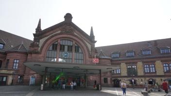 Bahnhofsgebäude von außen am Hauptbahnhof Osnabrück.
