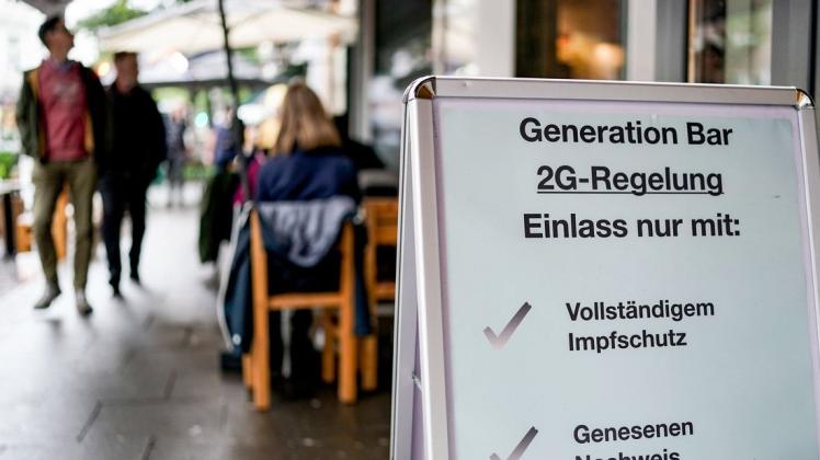 Vor einer Bar im Hamburger Stadtteil St. Georg steht ein Hinweisschild, welches auf den Einlass nach der 2G-Regel hinweist. Die in Hamburg eingeführte 2G-Regel besagt, dass nur noch Geimpfte und Genesene die jeweiligen Betriebe betreten dürfen. In Niedersachsen könnte es ähnlich kommen.