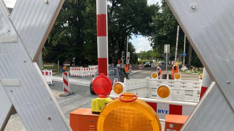 Die Bauarbeiten am Bahnübergang Dwoberger Straße werden noch bis Anfang Oktober andauern.