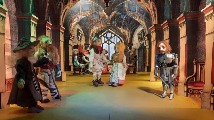 Eine Welt im Kleinen: Eine Szene aus der neuen Inszenierung des Lingener Marionettentheaters „Artus“, dem ersten Stück nach langer Corona-Pause.