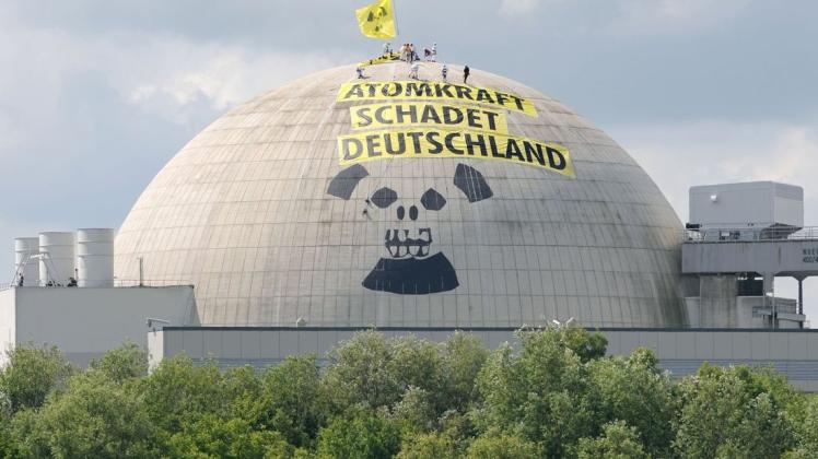 Zwanzig Aktivisten der internationalen Umweltschutzorganisation Greenpeace befinden sich auf der Kuppel des Reaktorgebäudes des Atomkraftwerkes Unterweser in der Wesermarsch.
