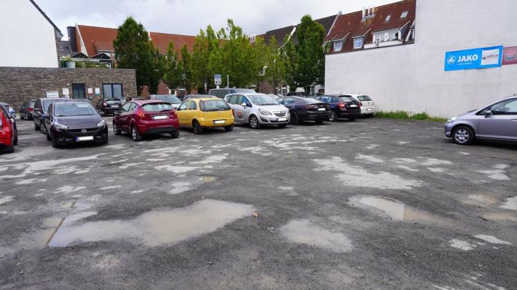 So sieht der Parkplatz an der Nicolaus-Augustin-Straße in Meppen aus, wenn es geregnet hat.