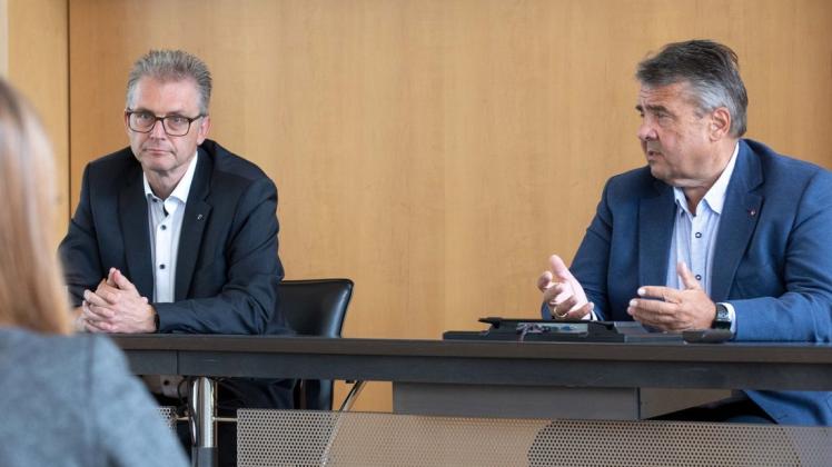 Zusammen mit dem SPD-Oberbürgermeisterkandidaten Frank Henning (SPD) sprach Sigmar Gabriel (SPD) am in der IHK. 30.08.2021 Foto: Jörn Martens