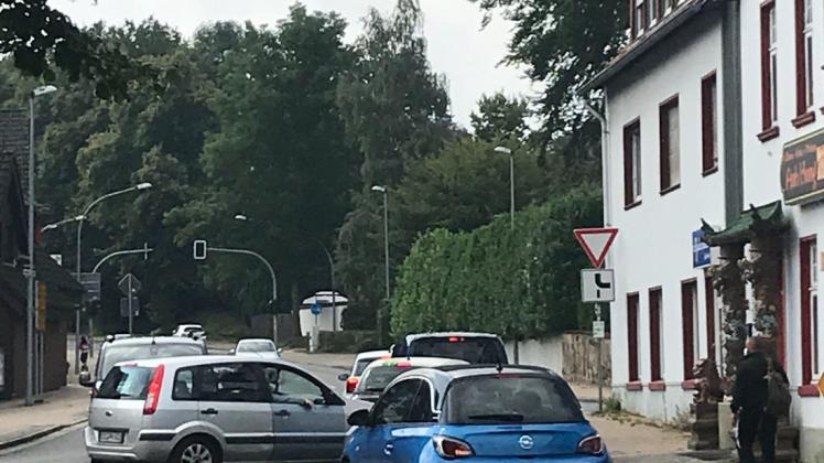 Hier ist immer was los: Der Knotenpunkt Bielefelder Straße/Münsterstraße/Charlottenburger Ring spielt sowohl für den innerörtlichen als auch für den Durchgangsverkehr eine große Rolle. Am rechten Bildrand das Haus Münsterstraße 8. Hier ist immer was los: Der Knotenpunkt Bielefelder Straße/Münsterstraße/Charlottenburger Ring spielt sowohl für den innerörtlichen als auch für den Durchgangsverkehr eine große Rolle. Am rechten Bildrand das Haus Münsterstraße 8.