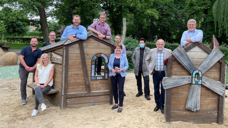 Die Kandidaten der CDU für den Ortsrat Melle-Mitte: Daniel Wegner, Stefanie Ernst, David Lindemann, Malte Stakowski, Tobias Schröder, Gerda Hövel, Sebastian Röper, Heiko Grube, Dieter Niermann und Christian Terbeck (von links). Die Kandidaten der CDU für den Ortsrat Melle-Mitte: Daniel Wegner, Stefanie Ernst, David Lindemann, Malte Stakowski, Tobias Schröder, Gerda Hövel, Sebastian Röper, Heiko Grube, Dieter Niermann und Christian Terbeck (von links).