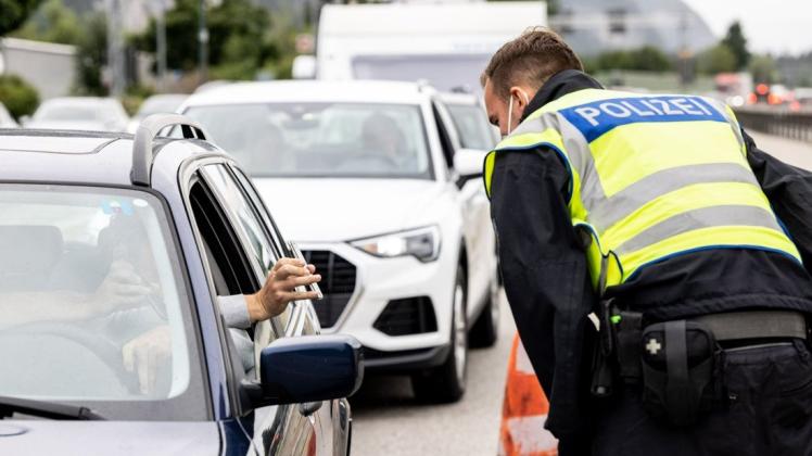 Die Polizei hat am Sonntag einen Mann festgenommen, der nach der Haft aus Deutschland abgeschoben worden sollte – aber wieder eingereist ist. Die Polizei hat am Sonntag einen Mann festgenommen, der nach der Haft aus Deutschland abgeschoben worden sollte – aber wieder eingereist ist.