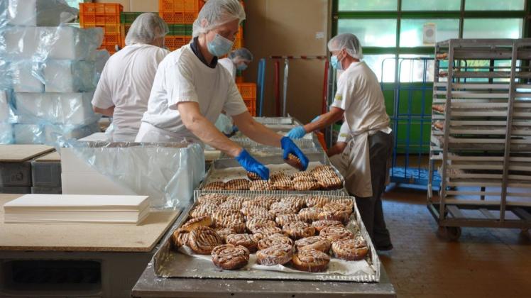 Maske und Abstand ja, Impfnachweise nein: Produktions-Mitarbeiter der Landbäckerei Tönjes in Ganderkesee.