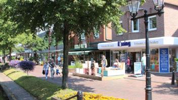 Der Hauptkanal in Papenburg soll wieder attraktiver werden, damit sich neue – und vielleicht auch große Geschäfte – hier niederlassen, so der Plan von Citymanagerin Sabine Pinkernell.