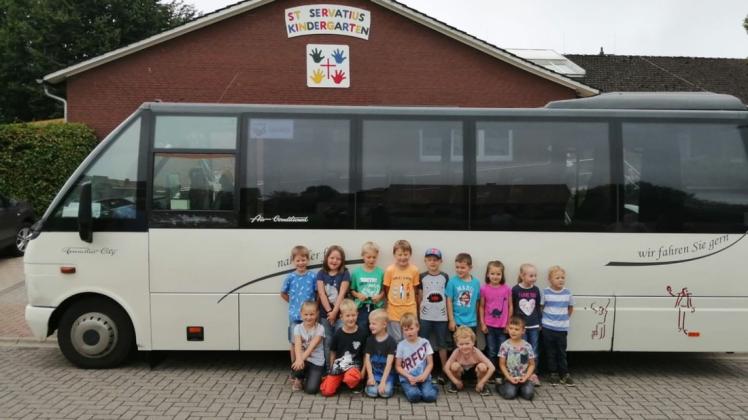 Ein Bild, das es so nicht mehr geben wird: Die Grafelder Kinder besuchen künftig nicht mehr den St. Servatius-Kindergarten in Berge, sondern die Regenbogengruppe im eigenen Ort. Der Transport mit dem Bus fällt damit weg.