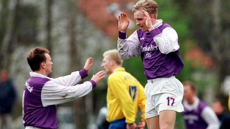 5. April 1998: Der VfLer Marc Bury (rechts) jubelt über seinen Treffer in Delmenhorst. Jacek Janiak ist erster Gratulant.
