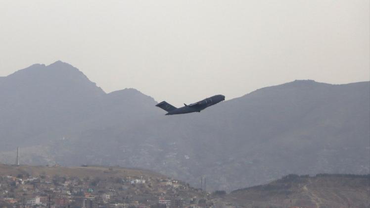Ein US-Militärflugzeug startet vom Flughafen Kabul. Die letzten US-Truppen haben Afghanistan verlassen.